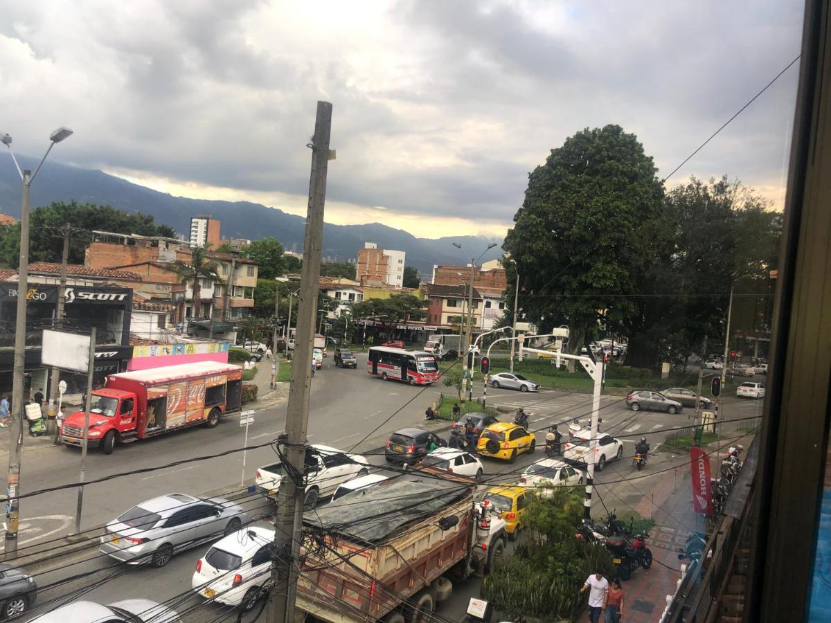 Comodo En Laureles, Grande, Centrico ,bien Ubicado Apto203